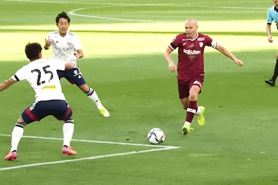 Cú 'La Croqueta' của Iniesta ở Nhật Bản