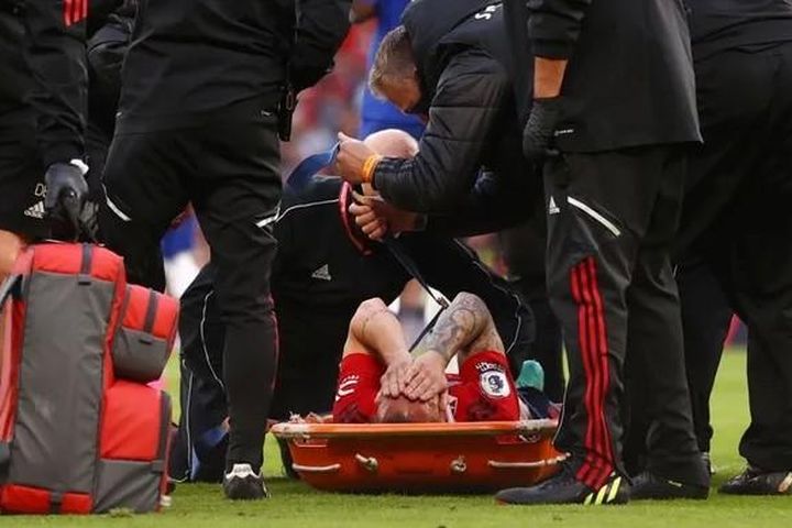 Antony rời sân trong nước mắt trước Chelsea