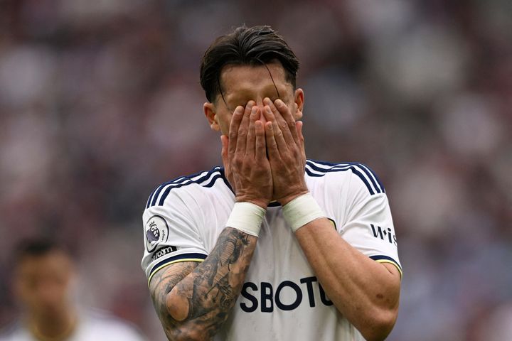 Leeds trả giá vì lơ là ở khâu chuyển nhượng