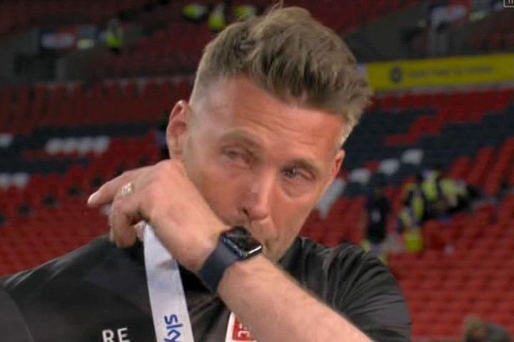 HLV Luton bật khóc trong ngày thăng hạng Premier League