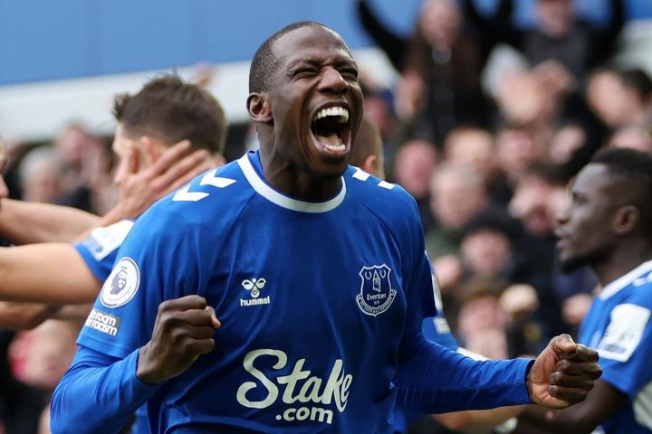 Everton thắng nghẹt thở, Leicester và Leeds xuống hạng