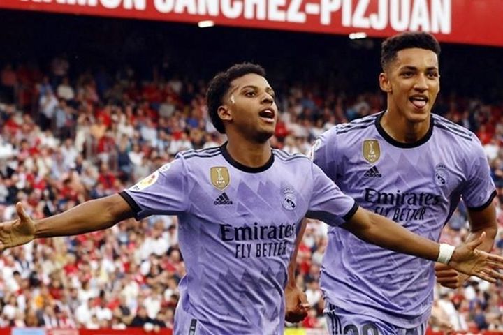 Rodrygo ghi 2 bàn giúp Real Madrid thắng Sevilla