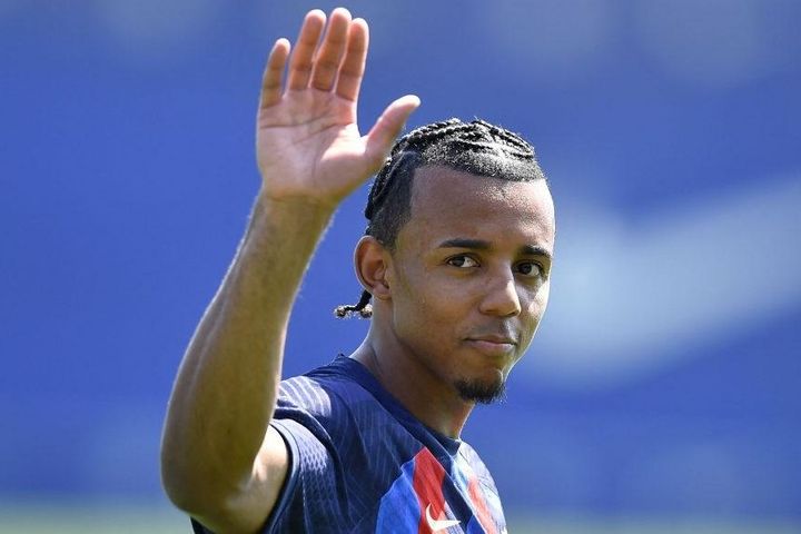 Man United và Chelsea 'tranh giành' trung vệ của Barca