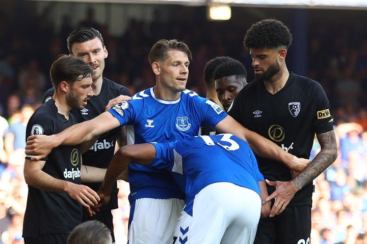 Ẩu đả trong ngày Everton trụ hạng thành công