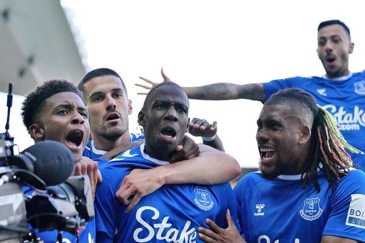 Everton trụ hạng sau chiến thắng nghẹt thở