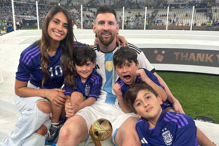 Messi đăng ký cho con học ở Barcelona
