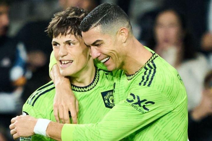 Tiền đạo MU xăm hình Ronaldo lên chân