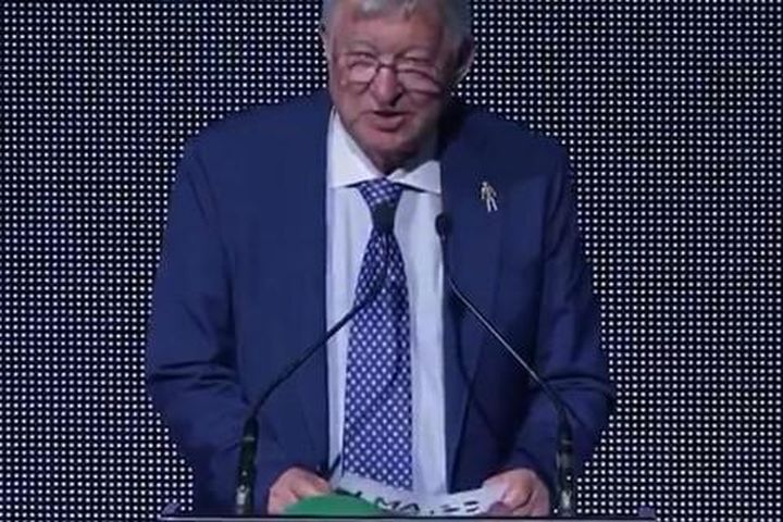 Sir Alex nói 'đau đớn' khi phải trao giải HLV xuất sắc nhất năm cho Guardiola