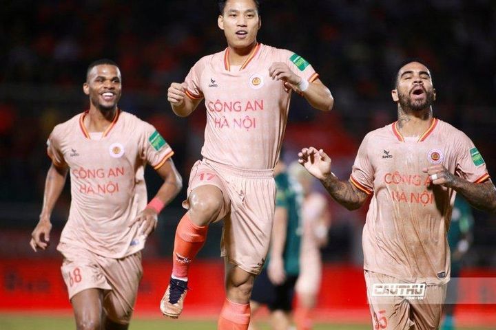 Văn Thanh rực sáng, 'chiến hạm đỏ' chìm tại bến