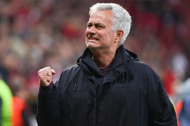 HLV Mourinho làm rõ tương lai với AS Roma