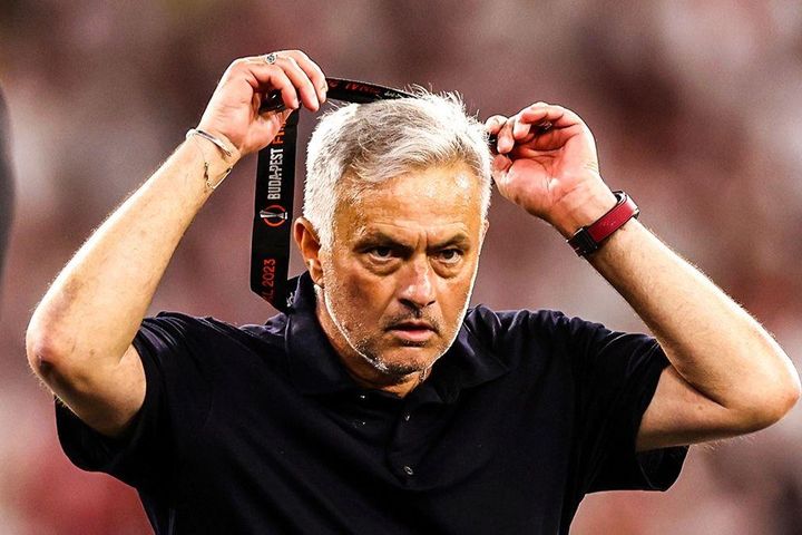 Về nhì, HLV Mourinho ném thẳng huy chương lên khán đài