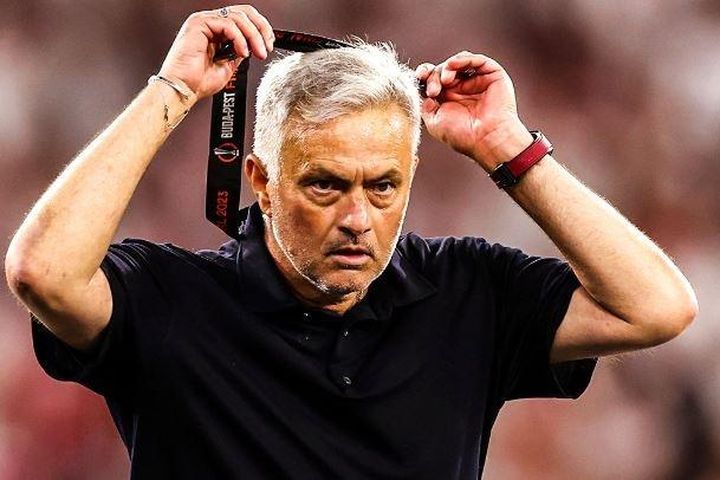 Mourinho ném huy chương về nhì lên khán đài