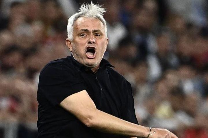 Mourinho nhục mạ trọng tài ở bãi đỗ xe