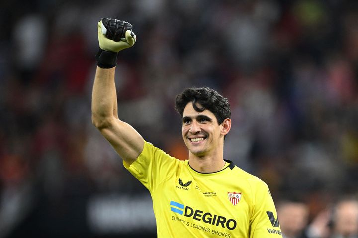 Thủ môn Bono tạo thiên đường thứ 7 cho Sevilla