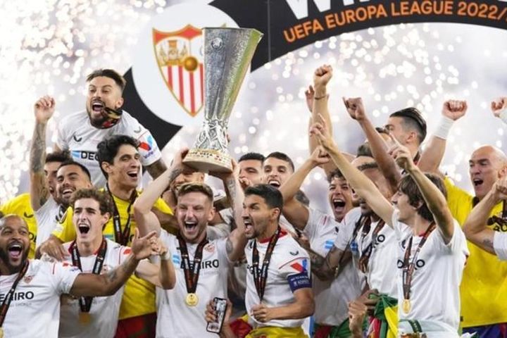Europa League: Sevilla nối dài kỷ lục đăng quang lên con số 7