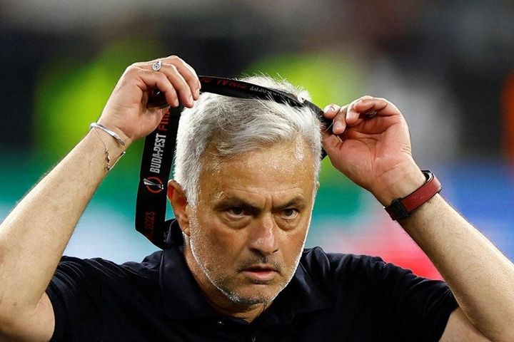 HLV Mourinho ném huy chương á quân Europa League lên khán đài