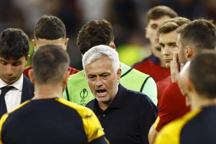 Hụt ngôi vô địch Europa League, Mourinho nén buồn an ủi học trò