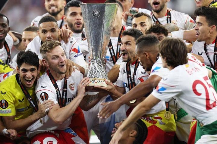 Hạ gục Roma ở màn 'đấu súng', Sevilla lần thứ 7 vô địch Europa League