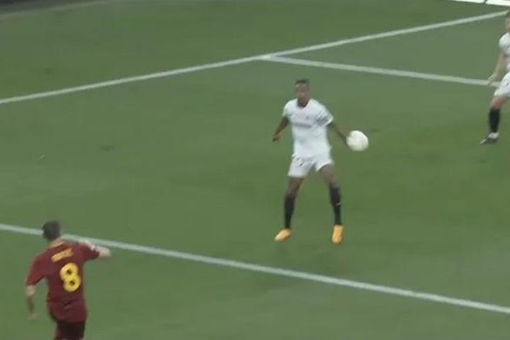Roma mất oan một quả penalty trước Sevilla?
