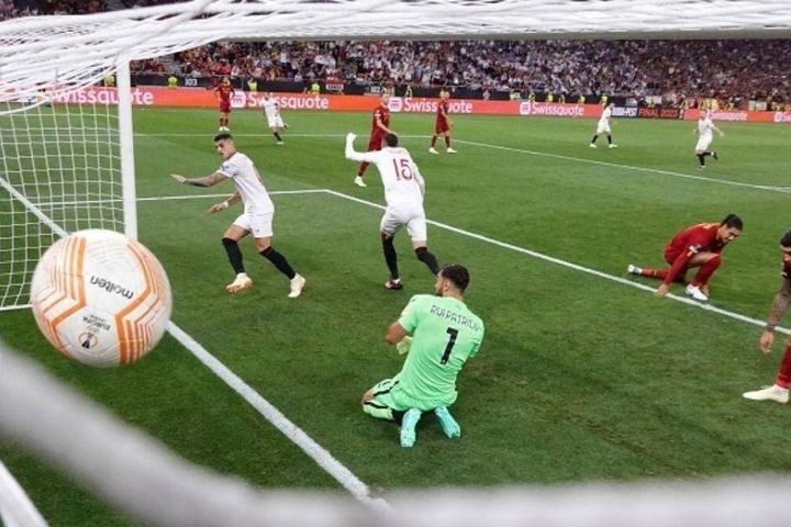 Europa League: Mourinho và học trò gục ngã ở cổng thiên đường