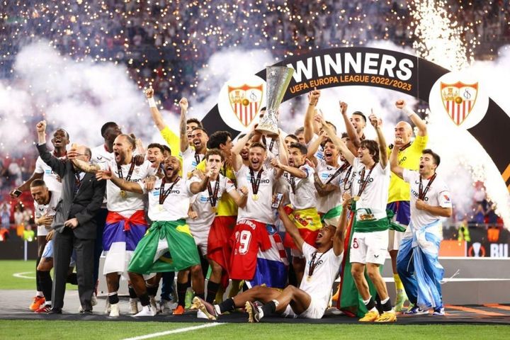 Khoảnh khắc Sevilla nâng cao chức vô địch Europa League lần thứ 7 trong lịch sử