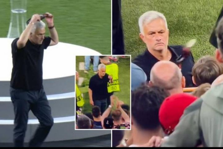 HLV Mourinho ném huy chương Europa League sau khi AS Roma thua đau Sevilla