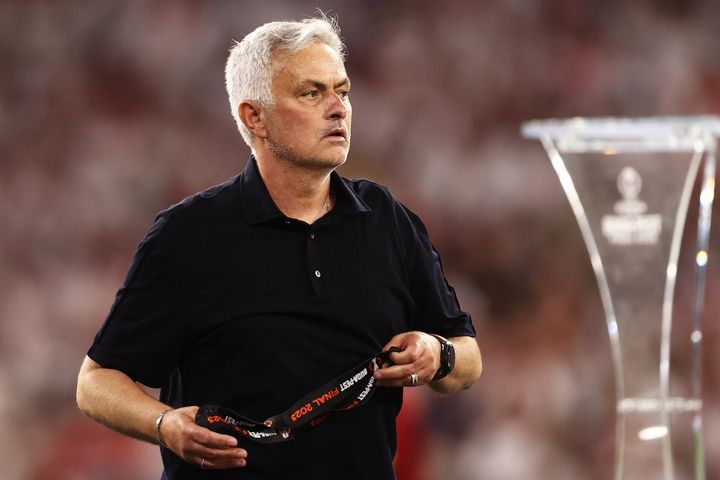 Lần đầu thua chung kết, Mourinho ném huy chương bạc lên khán đài