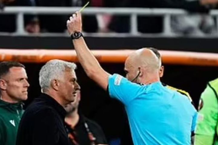 Trọng tài Anthony Taylor bị tấn công ở sân bay Budapest