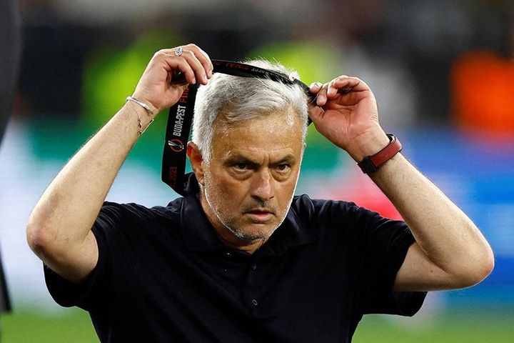 Mourinho ném 'huy chương của những kẻ thua cuộc' lên khán đài