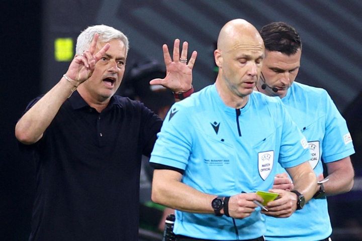 Mourinho bị UEFA buộc tội vì nhục mạ trọng tài