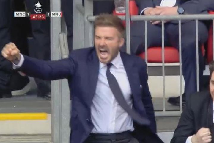 Beckham ăn mừng phấn khích sau bàn thắng của MU