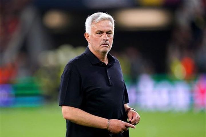 Mourinho nhận án phạt từ UEFA vì xỉ vả trọng tài Anthony Taylor