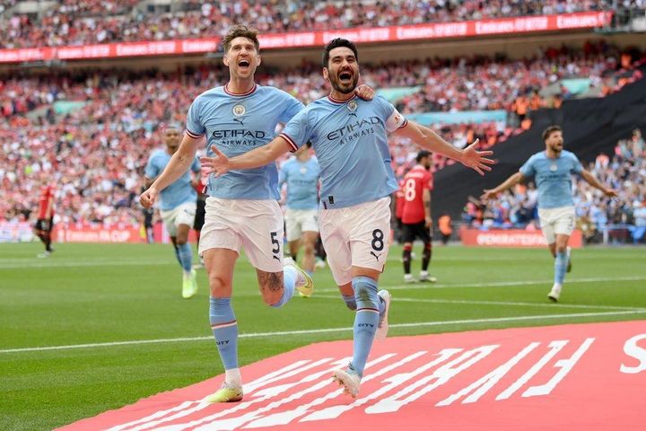 Gundogan đi vào lịch sử sau bàn thắng vào lưới MU