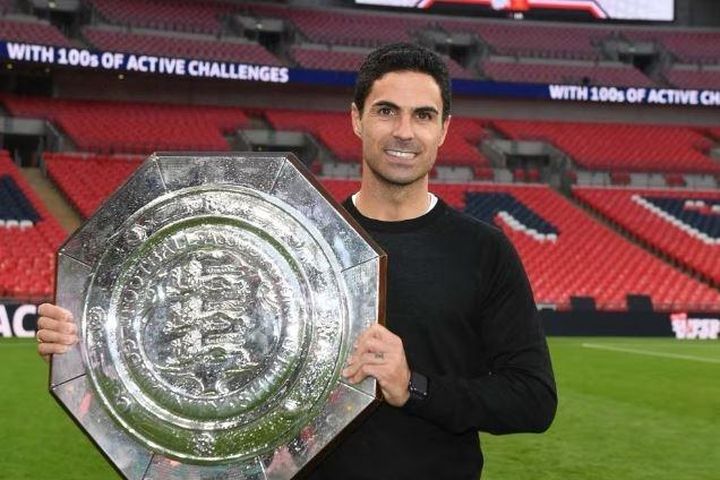 Arsenal hưởng lợi khi MU thua Man City