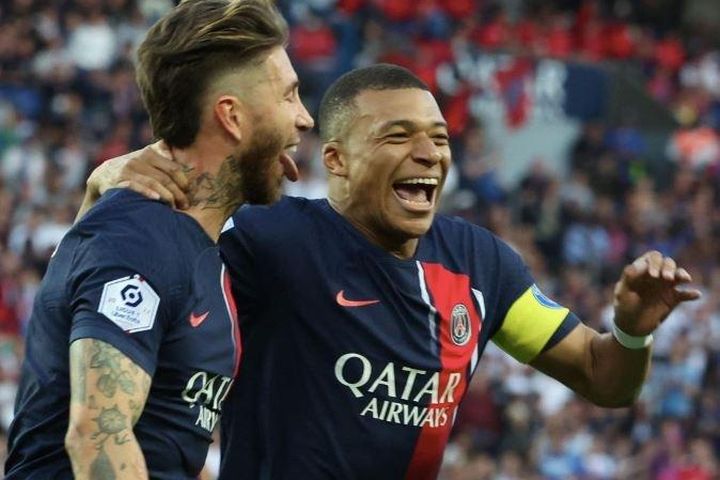 Mbappe bị chỉ trích vì không nhường phạt đền cho Messi
