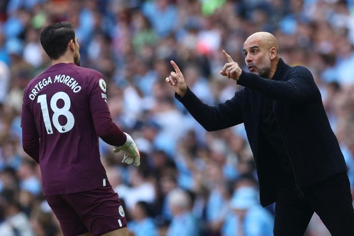 Van Basten chỉ trích Pep Guardiola thiếu chuyên nghiệp