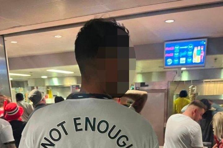 CĐV MU mặc áo chế nhạo Liverpool ở chung kết FA Cup