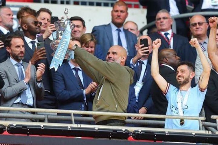 Pep Guardiola: 'Giờ thì Man City có thể nói về cú ăn 3'