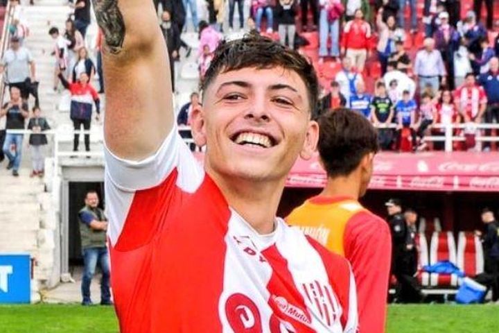 Tiền đạo 17 tuổi được cả trường ra đón sau bàn thắng ở giải Argentina