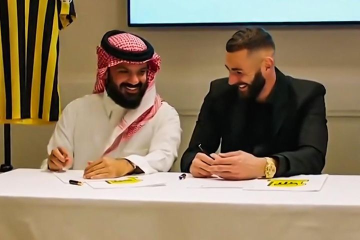 Khoảnh khắc Benzema ký hợp đồng với Al Ittihad