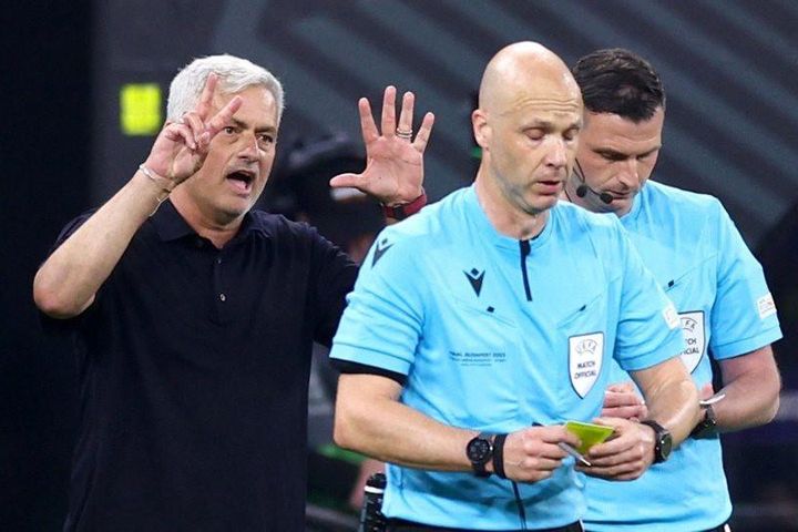 UEFA ra án phạt với HLV Jose Mourinho