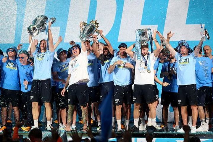 Man City diễu hành mừng công, 100.000 CĐV đội mưa đón cúp
