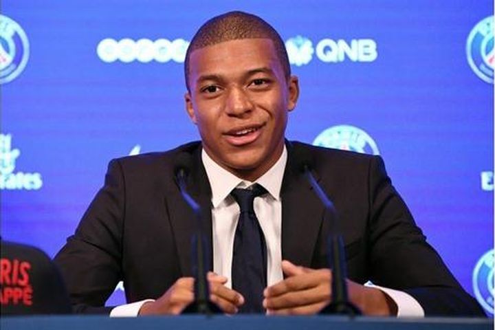 Mbappe 'quay xe', tuyên bố ở lại PSG đến hè 2024