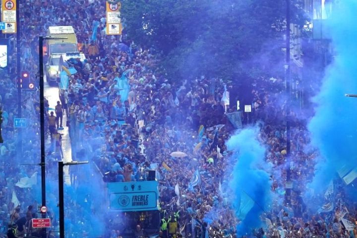 Biển người xuống đường mừng Man City đoạt cú ăn ba vĩ đại