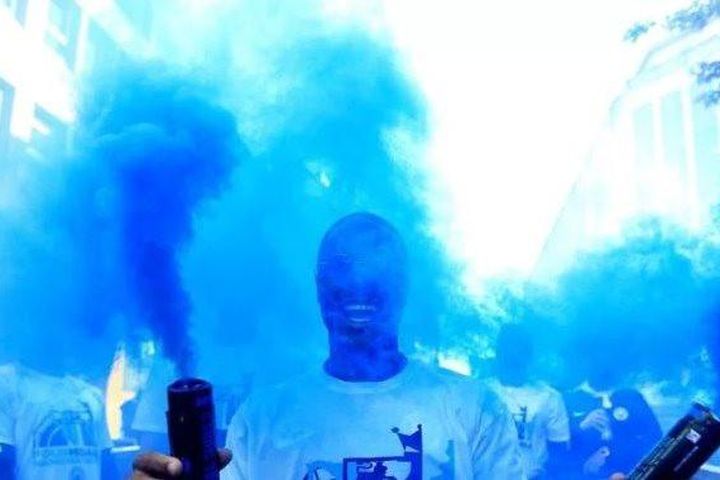 Cổ động viên Man City 'nhuộm xanh' thành phố khi mừng cú ăn 3 lịch sử