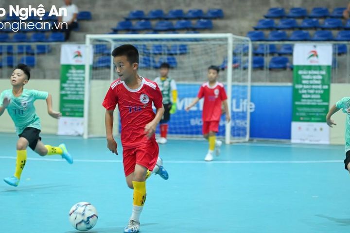 Nhi đồng Tân Kỳ thắng áp đảo Nhi đồng Nam Đàn trong trận tứ kết đầu tiên