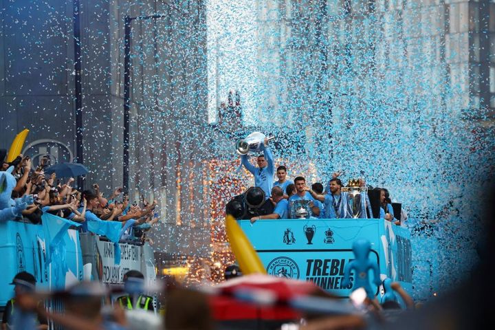 Man City 'nhuộm xanh' thành Manchester khi diễu hành mừng cú ăn ba lịch sử