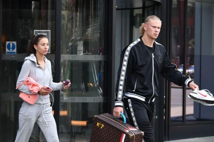 Haaland mệt mỏi đưa bạn gái hồi hương sau chuỗi tiệc tùng liên miên