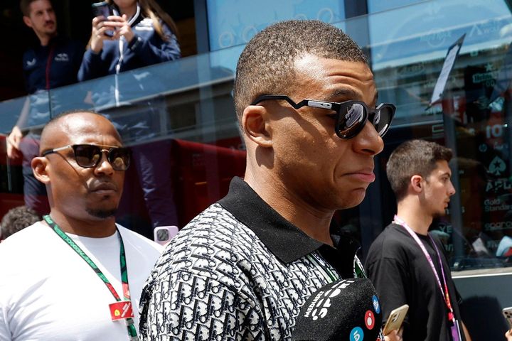 Mbappe khởi động lại vở kịch xà phòng ở PSG