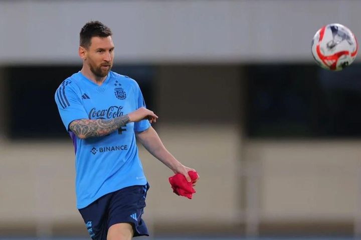 CĐV Indonesia mong Messi thi đấu